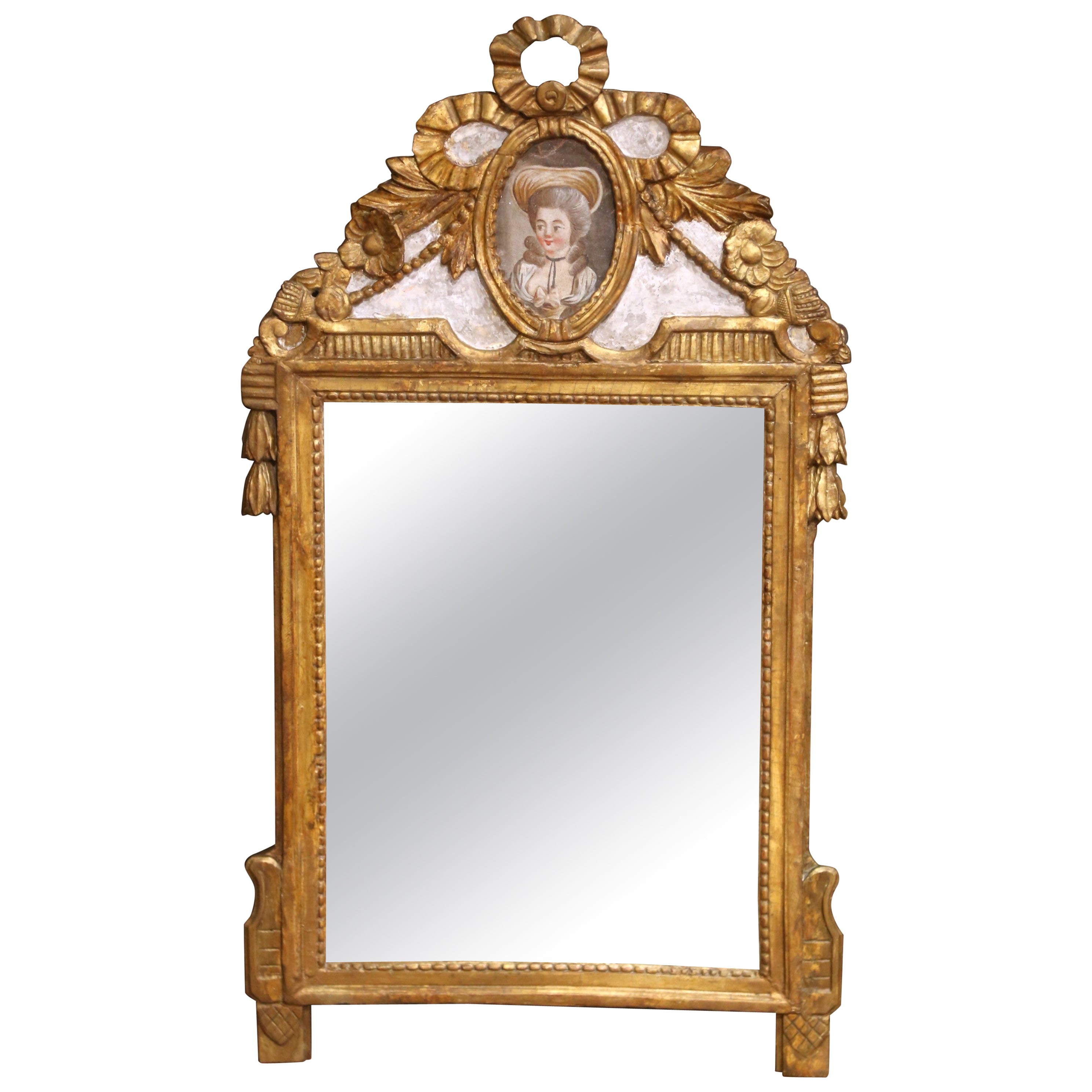 Miroir en bois doré Louis XVI du début du 19ème siècle avec médaillon de portrait en vente