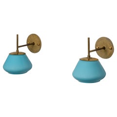 Coppia di applique italiane degli anni '50 in ottone e vetro blu opalino