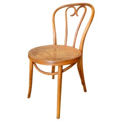 Una silla Thonet "sweetheart" vintage de madera curvada, de los años 50. Fabricado en Rumanía