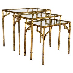 Tables gigognes en métal doré en faux bambou de style Régence du milieu du 20e siècle - Ensemble de trois tables gigognes