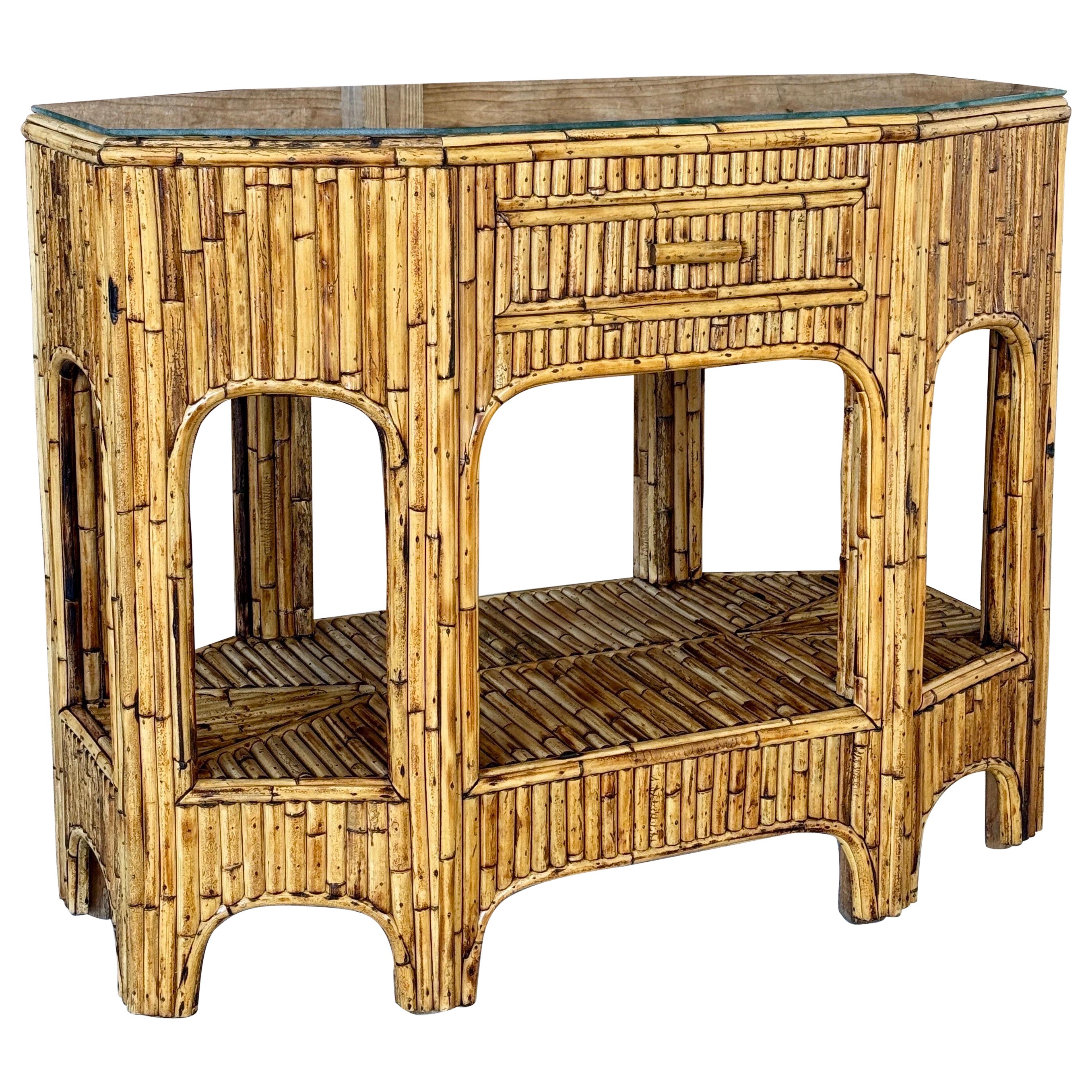 Mesa consola de ratán partido restaurada de mediados del siglo XX con diseño orgánico moderno personalizado en venta