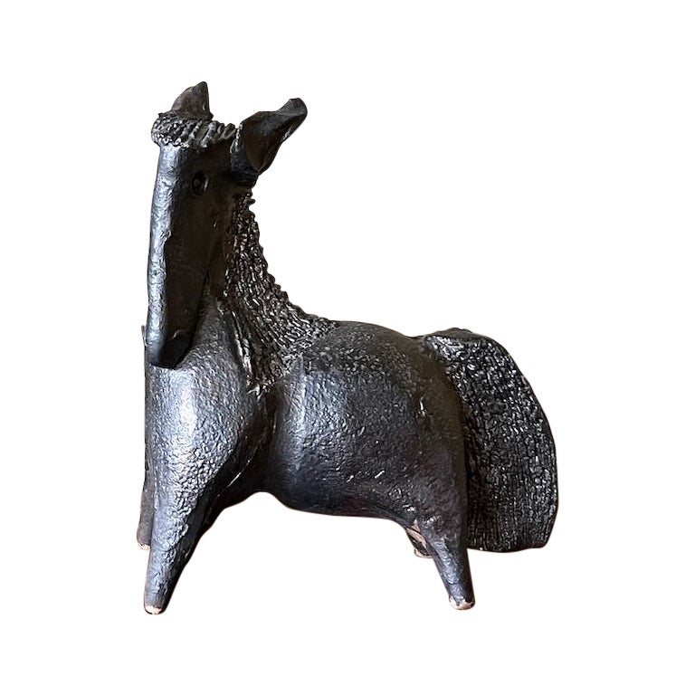 Black glazed ceramic horse sculpture signed Pouchain – Circa 1960 in vendita