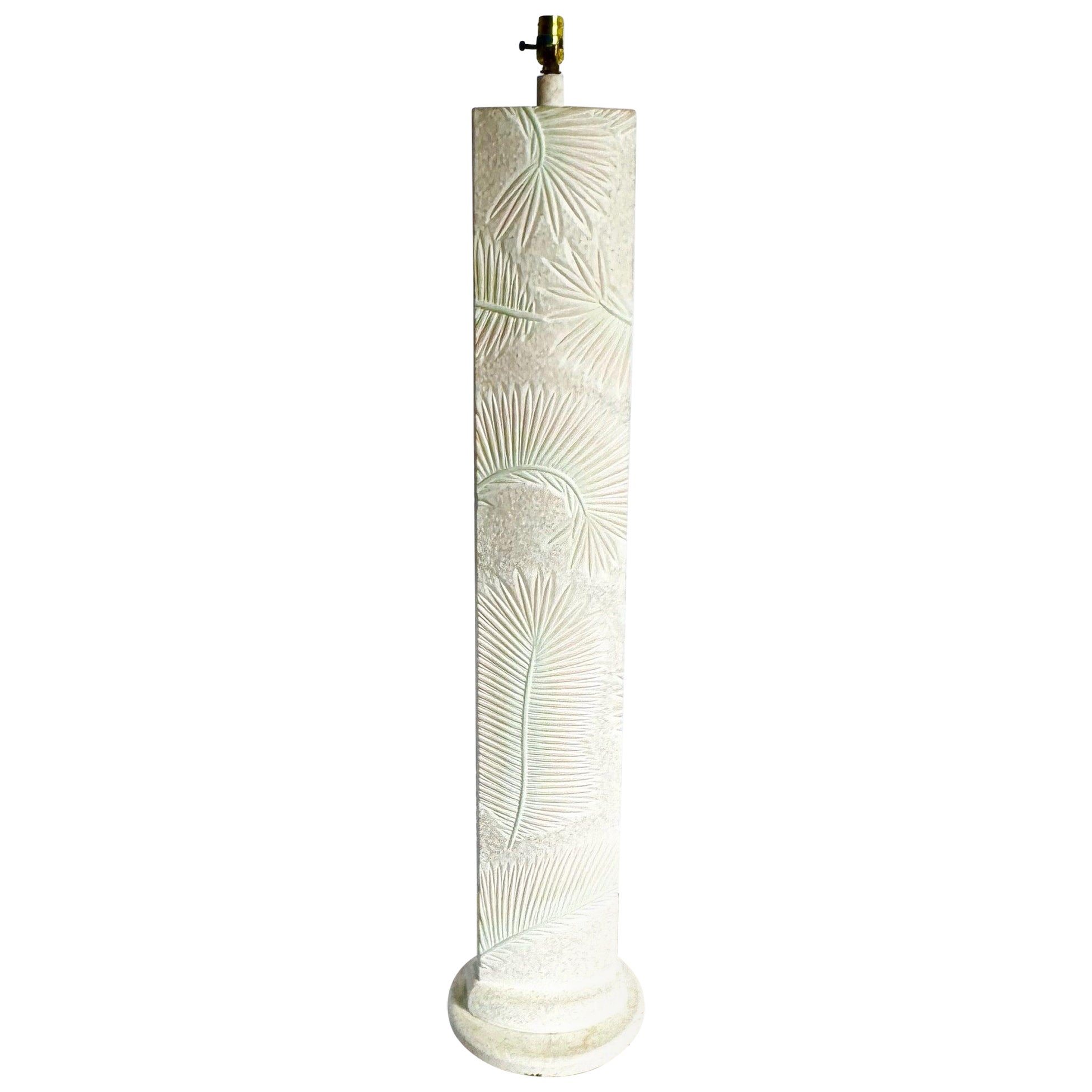 Lampadaire postmoderne en plâtre sculpté rose et vert sur fond blanc de palmiers en vente