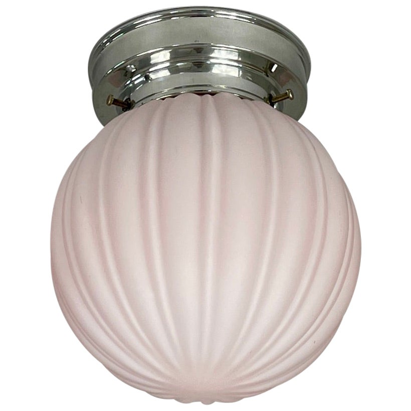 Art Decó Pale Pink Frosted Glass & Chrome Globe Flush Mount, Suecia Década de 1940 en venta