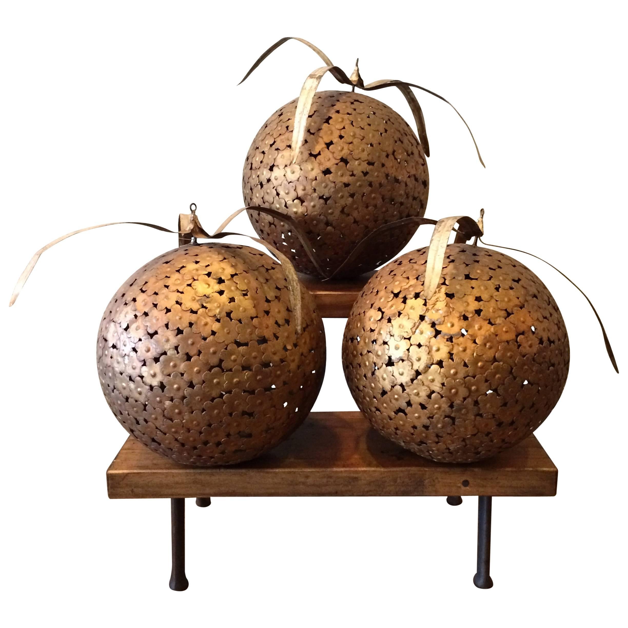 Ornements de boules décoratives en acier Macy's des années 1960