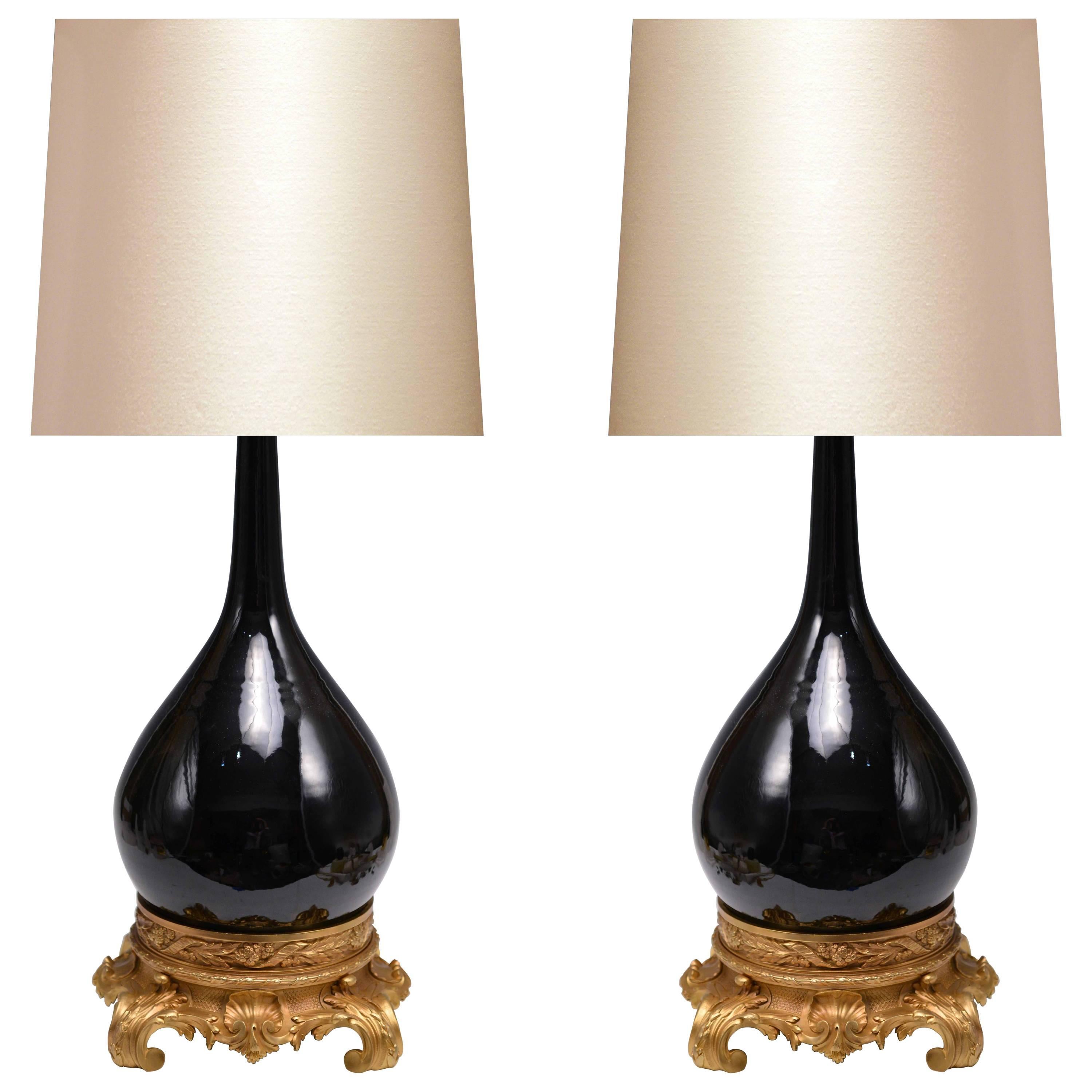 Paire de lampes miroir en porcelaine noire avec monture en bronze doré en vente