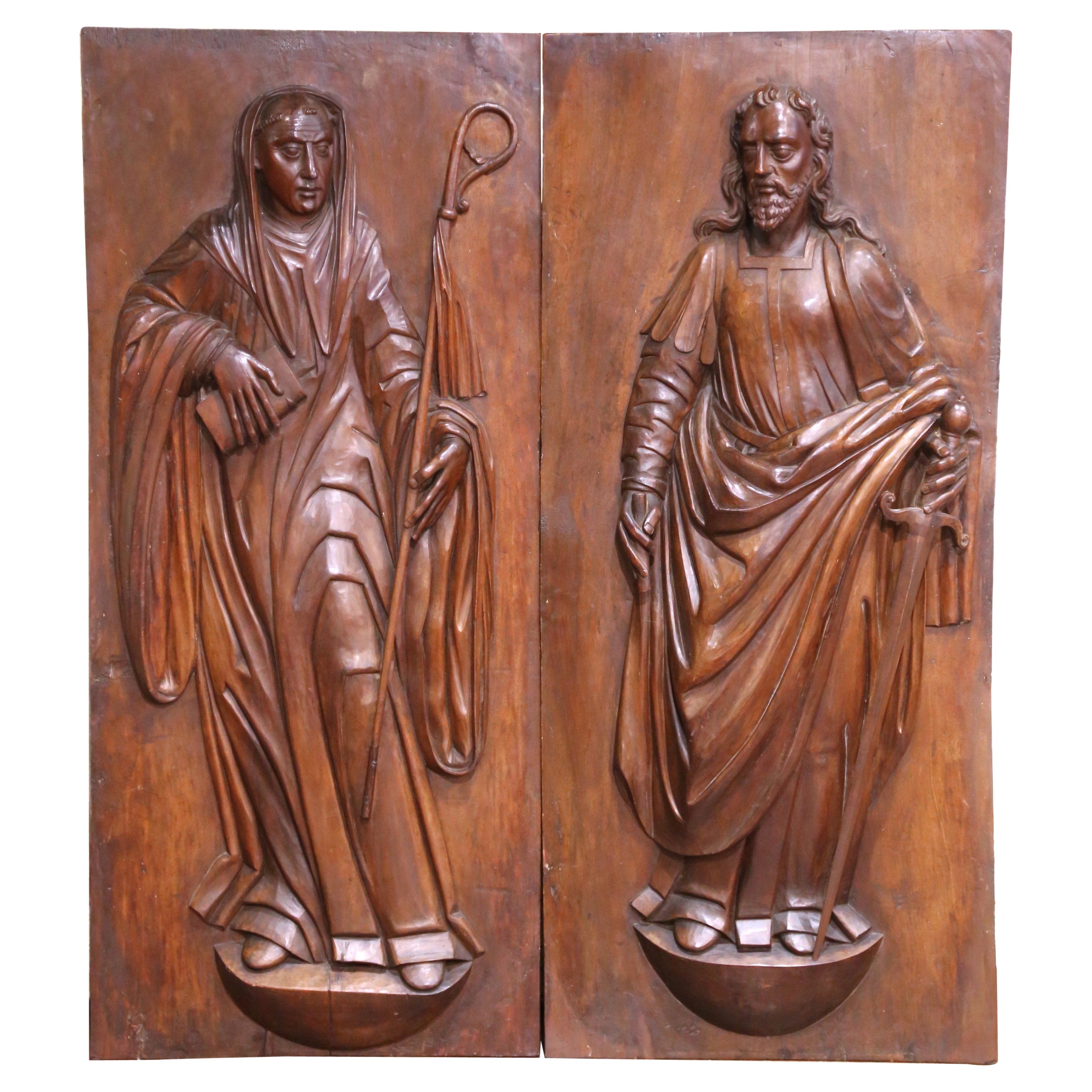 Paar französische Nussbaumtafeln aus dem 17. Jahrhundert, die den Heiligen Paul und die Heilige Teresa von Ávila darstellen im Angebot