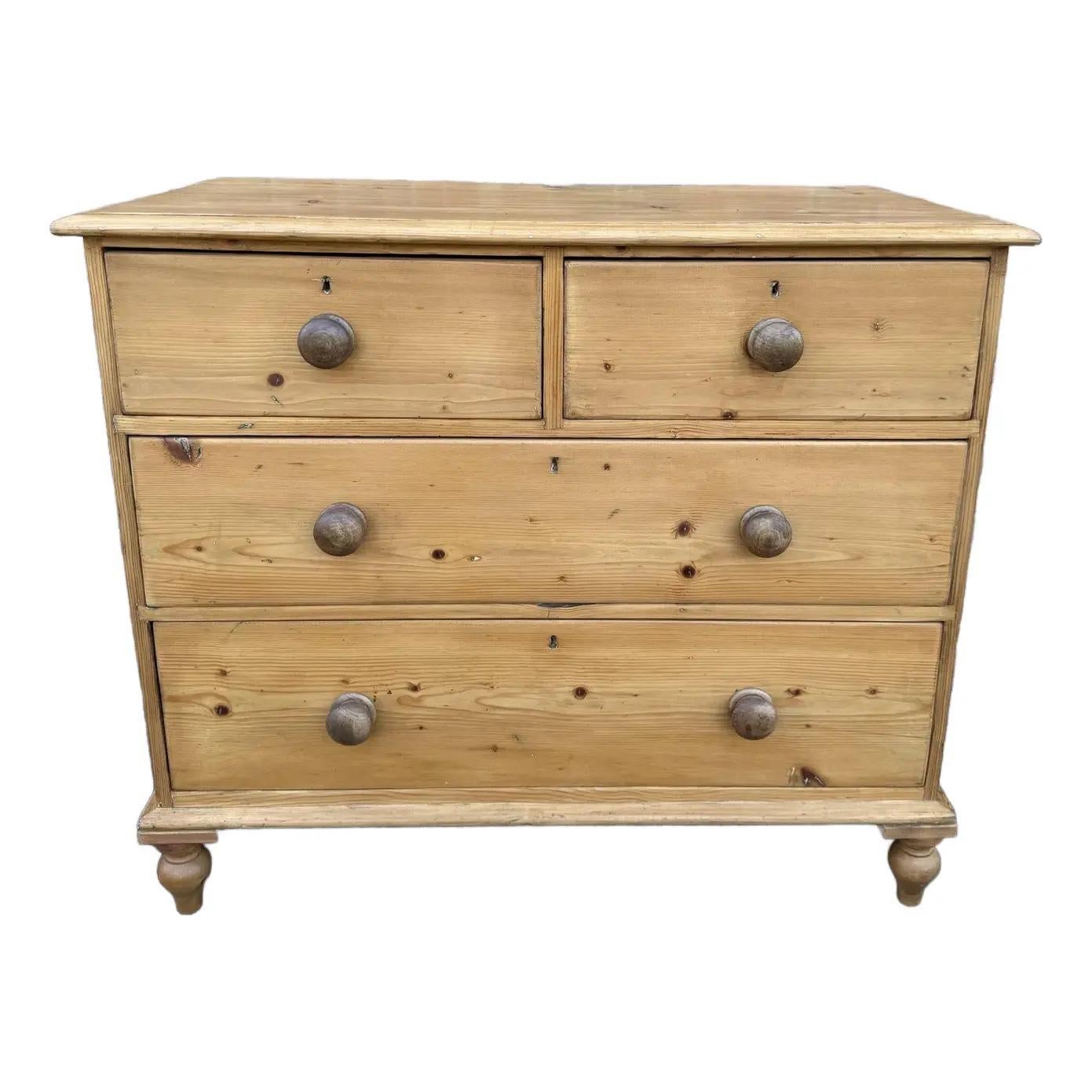 Commode en pin du XIXe siècle