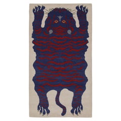 Rug & Kilim: Tappeto in pelle di tigre in bianco con immagini blu e rosse