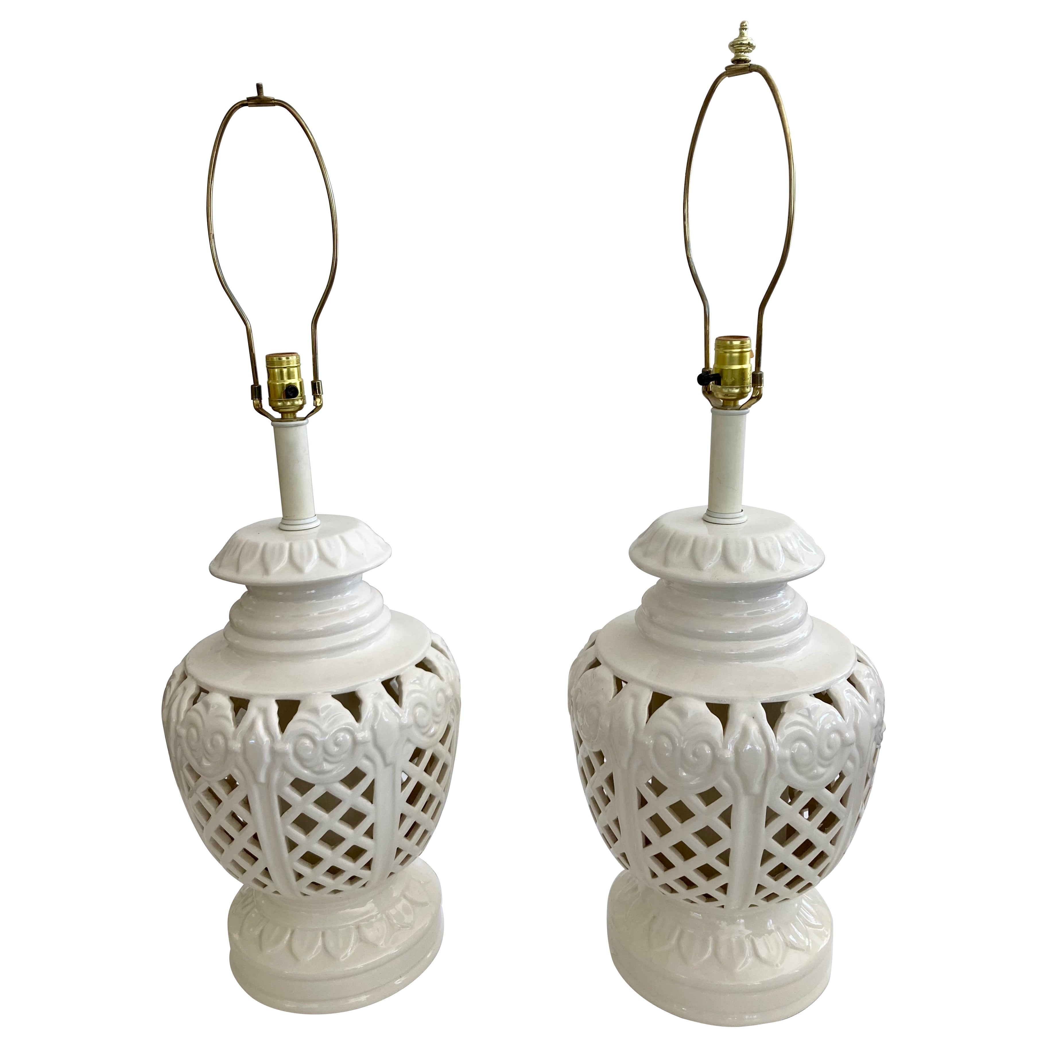 Hollywood Regency Large Scale Glazed White Ceramic Table Lamps, a Pair en vente