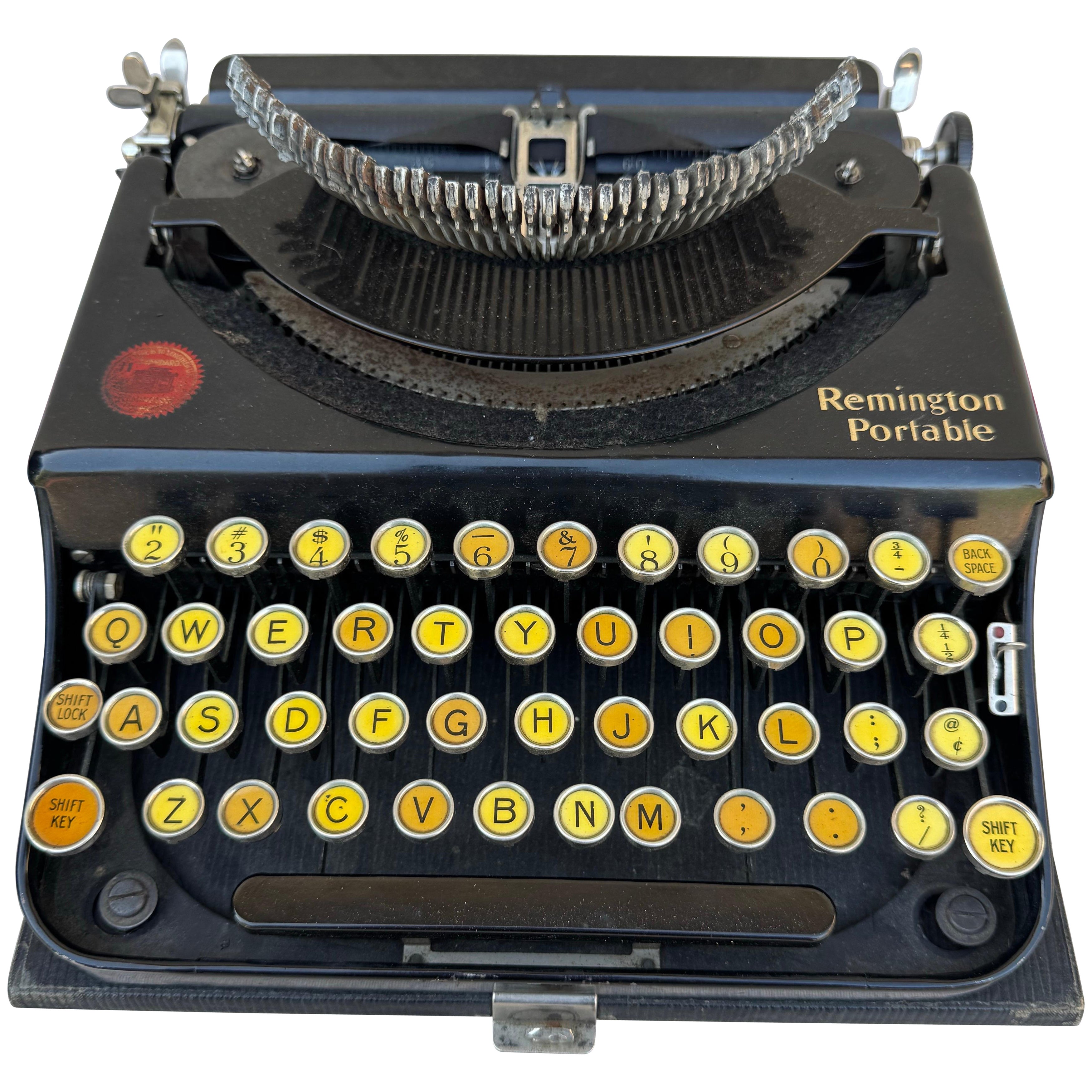 Exemple magnifiquement préservé du design industriel du début du XXe siècle, cette machine à écrire Remington Portable des années 1930 allie forme et fonction avec un charme durable. Doté d'un corps en émail noir brillant, de touches en verre jaune