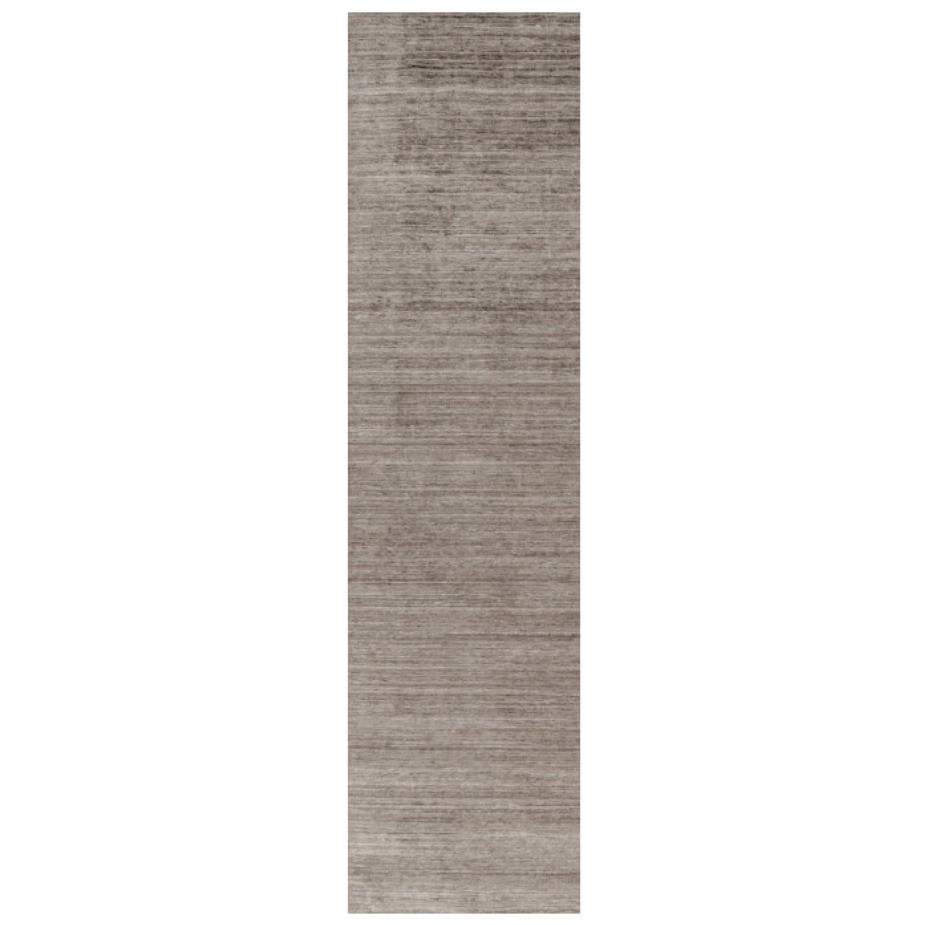 Rug & Kilim è un tappeto oversize con toni solidi beige-marrone e striature. in vendita