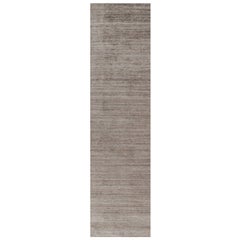 Rug & Kilim è un tappeto oversize con toni solidi beige-marrone e striature.