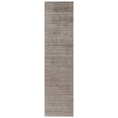 Rug & Kilim è un tappeto oversize con toni solidi beige-marrone e striature.
