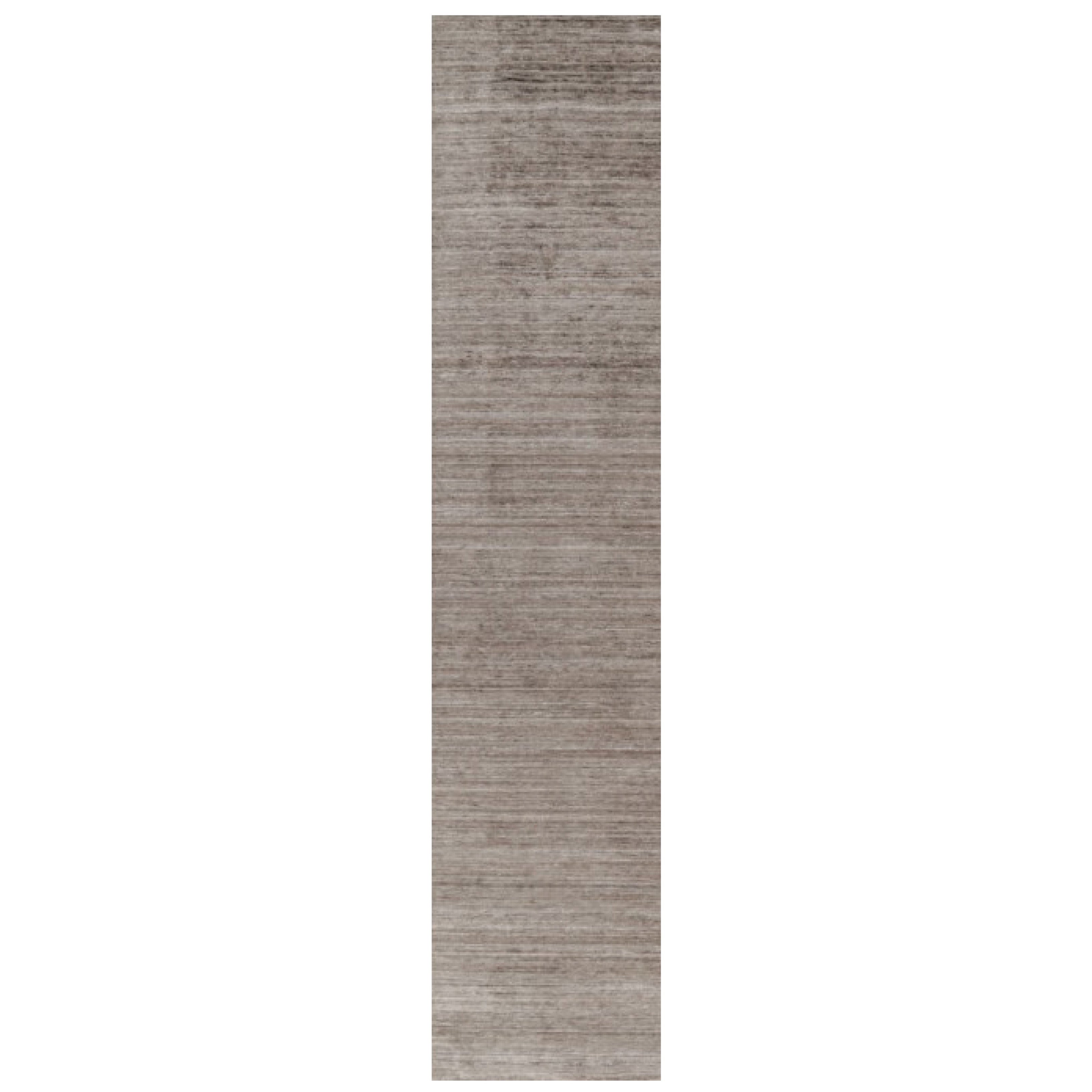 Rug & Kilim è un tappeto oversize con toni solidi beige-marrone e striature. in vendita