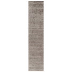 Rug & Kilim è un tappeto oversize con toni solidi beige-marrone e striature.