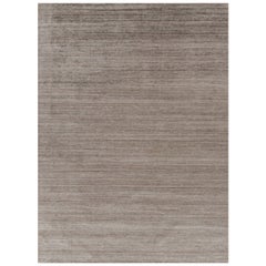 Rug & Kilim è un tappeto oversize con toni solidi beige-marrone e striature.