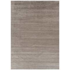 Rug & Kilim è un tappeto oversize con toni solidi beige-marrone e striature.