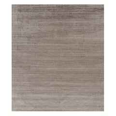 Rug & Kilim è un tappeto oversize con toni solidi beige-marrone e striature.