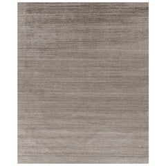 Rug & Kilim è un tappeto oversize con toni solidi beige-marrone e striature.