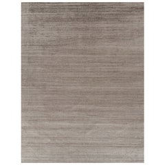 Rug & Kilim è un tappeto oversize con toni solidi beige-marrone e striature.