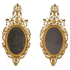 Paire de miroirs en bois doré et composition de style George III