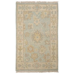 Alfombra estilo Oushak de Rug & Kilim en azul con motivos florales beige-marrón