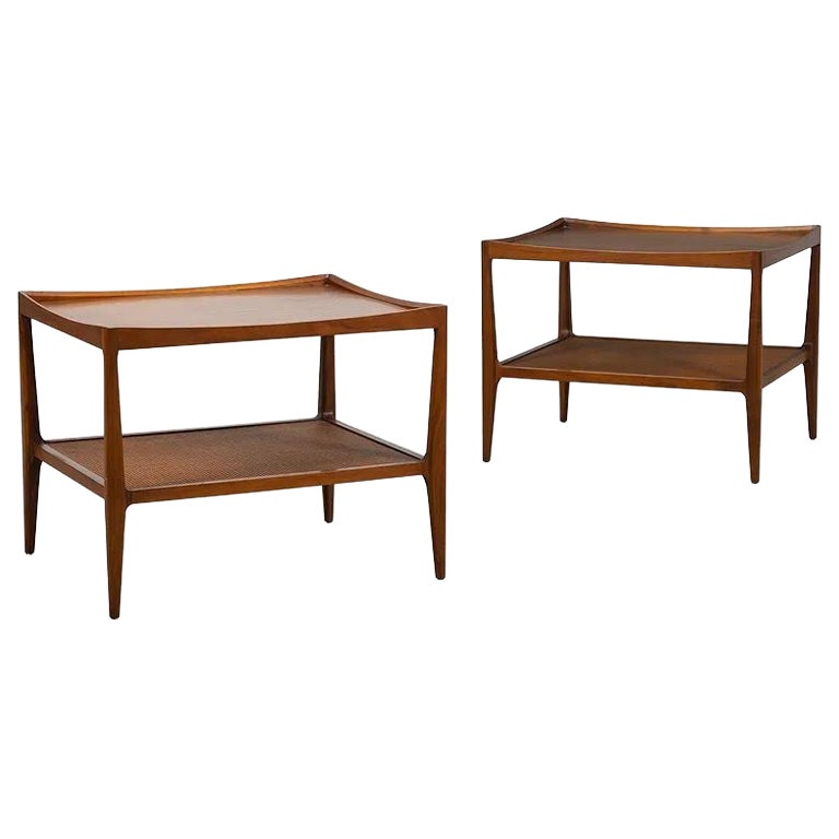 Paire de tables d'appoint vintage en noyer avec fond en canne en vente