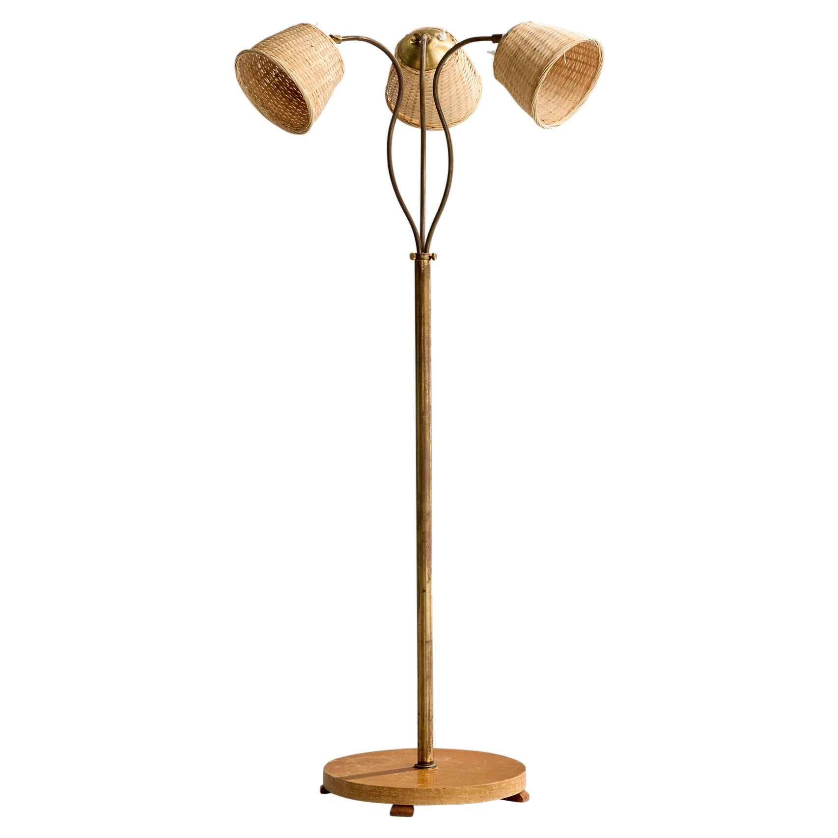 Designer suédois, lampadaire, laiton, bois, rotin, Suède, années 1930 en vente