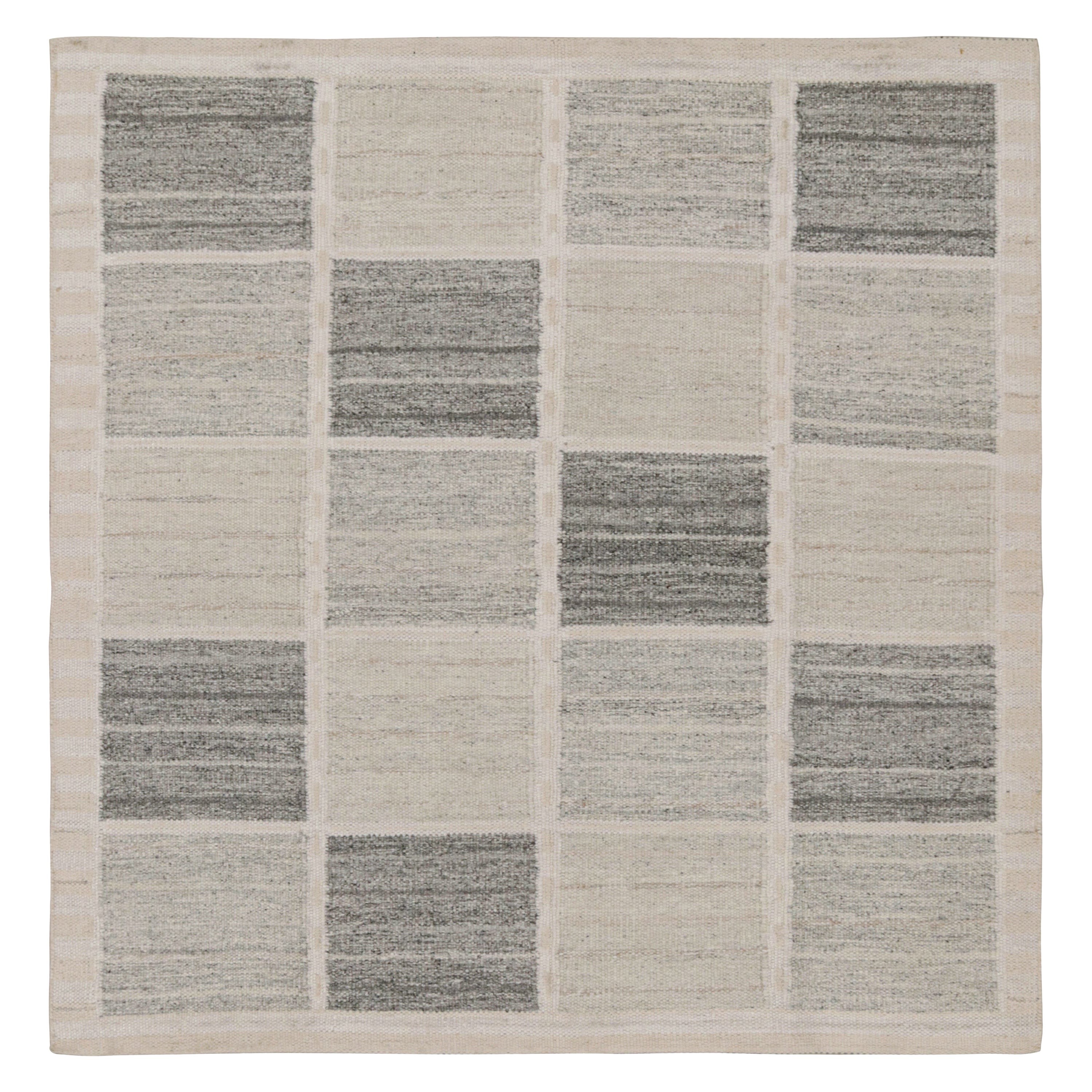 Rug & Kilim è un tappeto quadrato e kilim in stile scandinavo con motivi geometrici grigi. in vendita