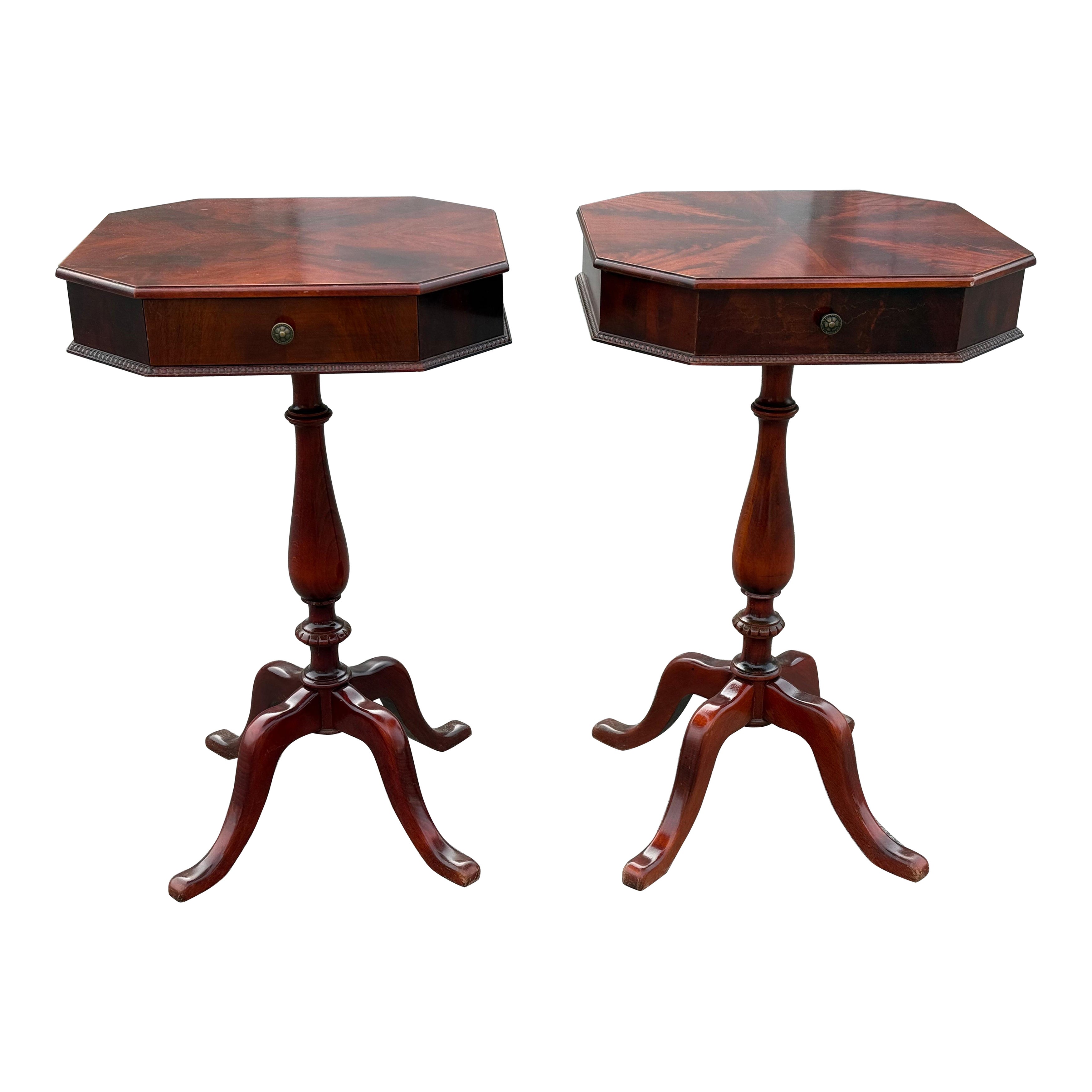 A pair of 1940´s Mahogany One Drawer nightstands with Splayed Legs For Sale