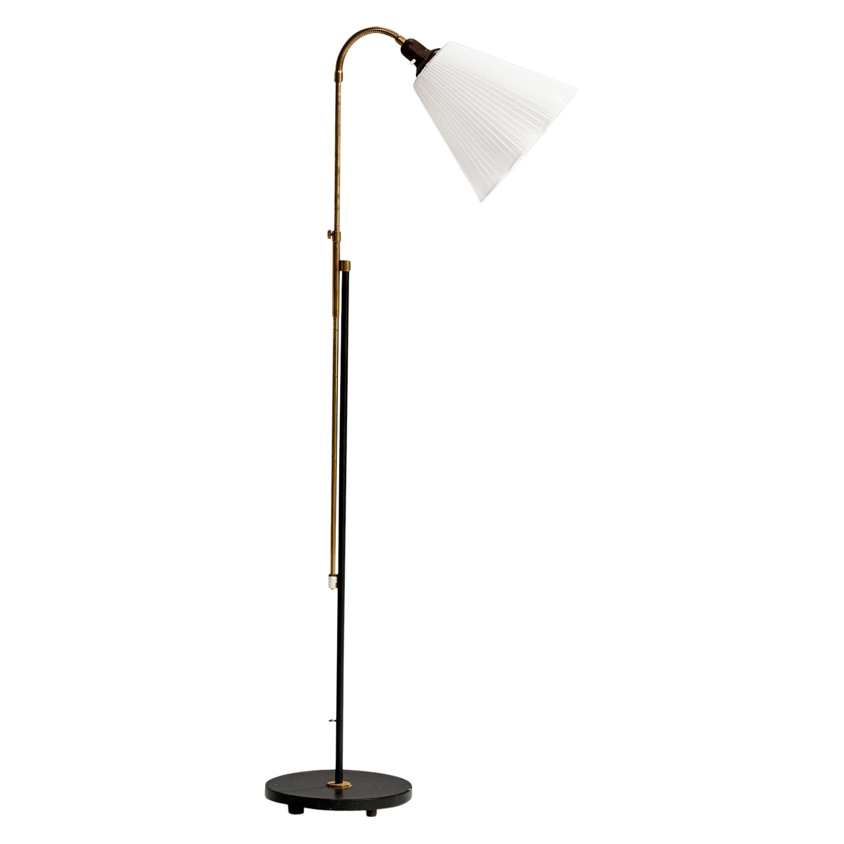 Lampada da terra di design svedese, ottone, metallo, tessuto, Svezia, anni '1950 in vendita