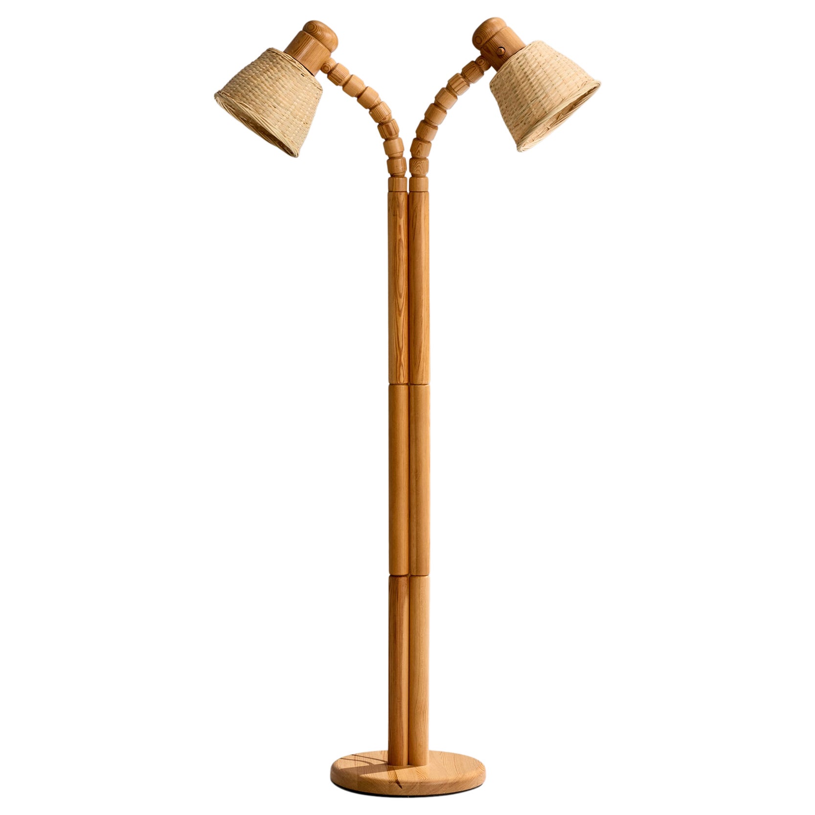 Solbackens Svarveri, lampadaire, pin, rotin, Suède, années 1970 en vente