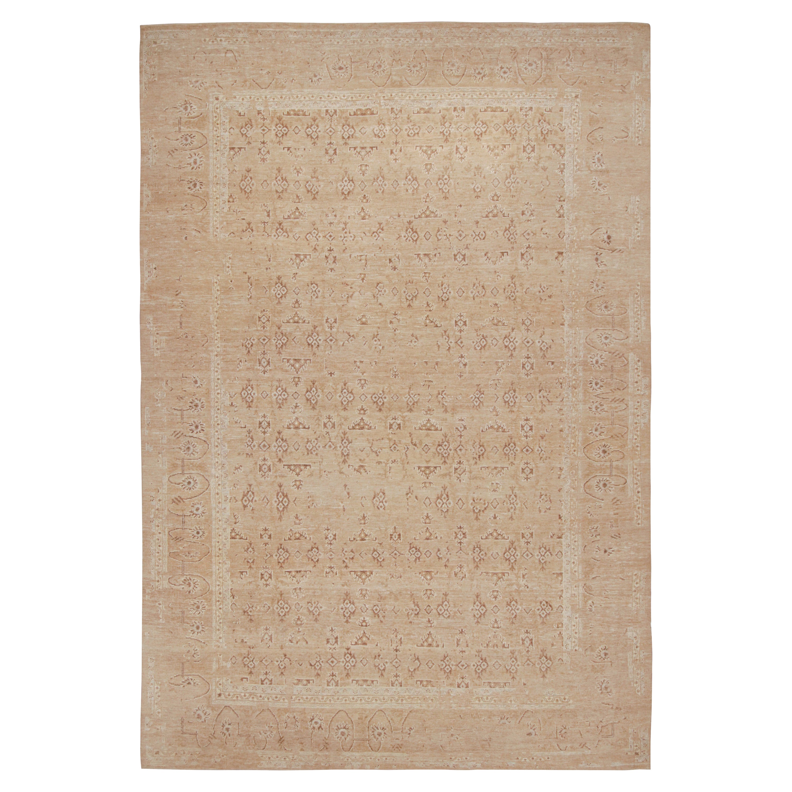 Rug & Kilim's Oushak Style Oversized Rug in Beige-Brown All Over Pattern (tapis surdimensionné de style Oushak en beige et marron) en vente