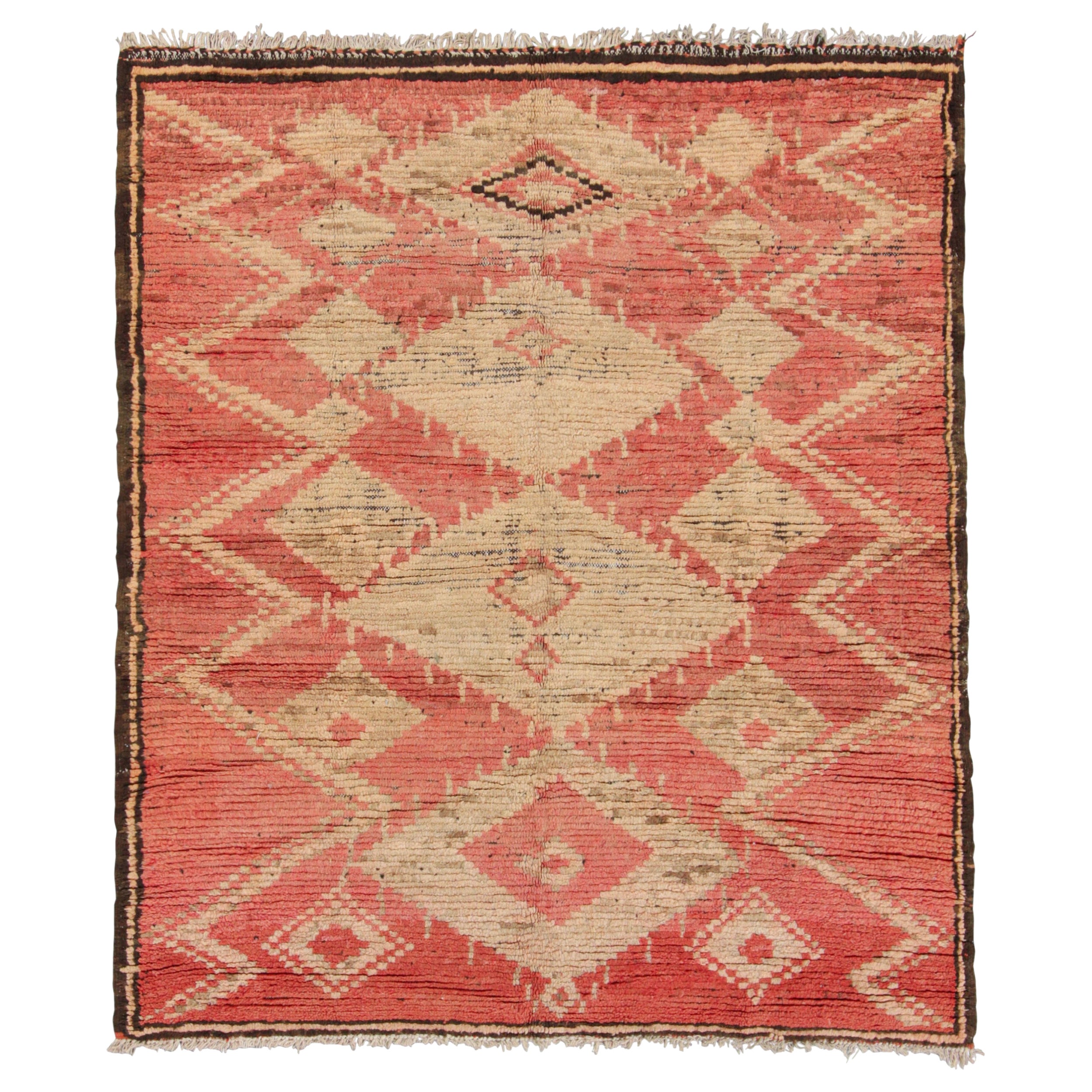 Tapis marocain vintage, rose et beige avec motifs géométriques - Rug & Kilim en vente