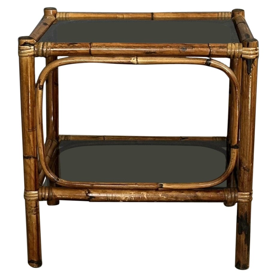 Table basse en bambou, avec deux étagères en verre fumé, années 1970, fabrication italienne en vente
