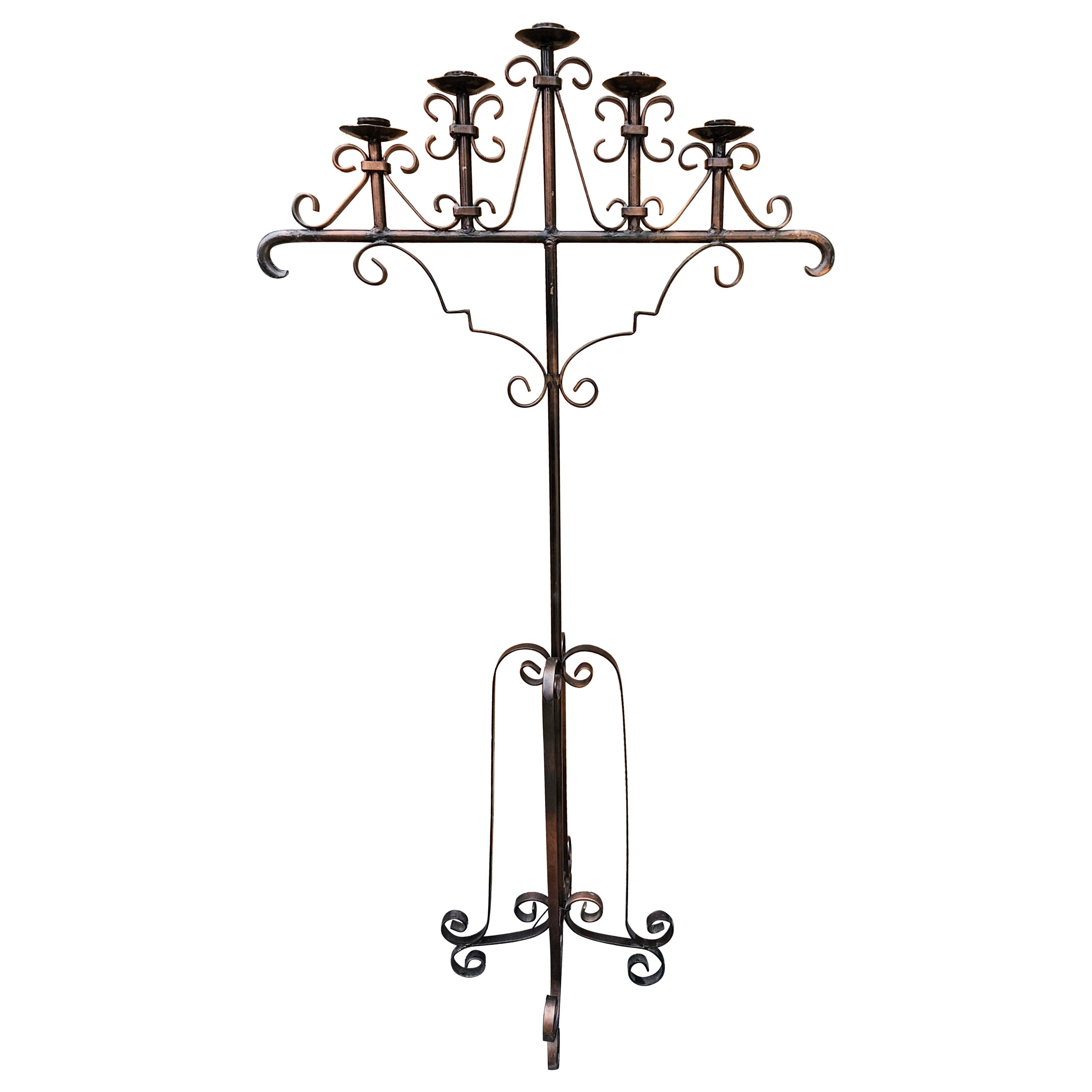 Chandelier de sol / Torchère en métal patiné à cinq lumières en vente