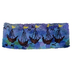 Designer textile scandinave. Tapisserie murale en coton rya. Motif de bateaux en mer.
