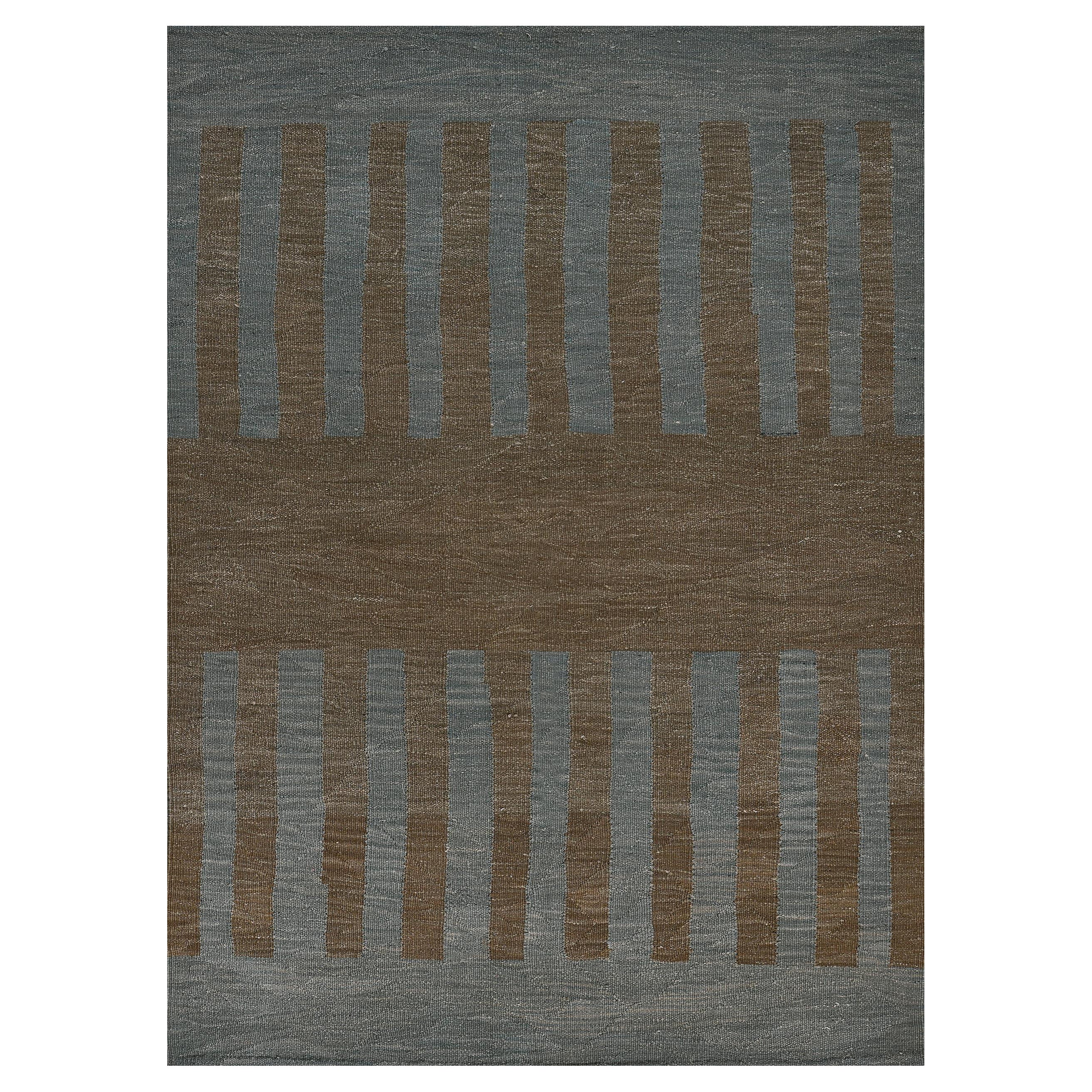 Tappeto Kilim moderno in lana intrecciata a mano a strisce blu e marrone in vendita