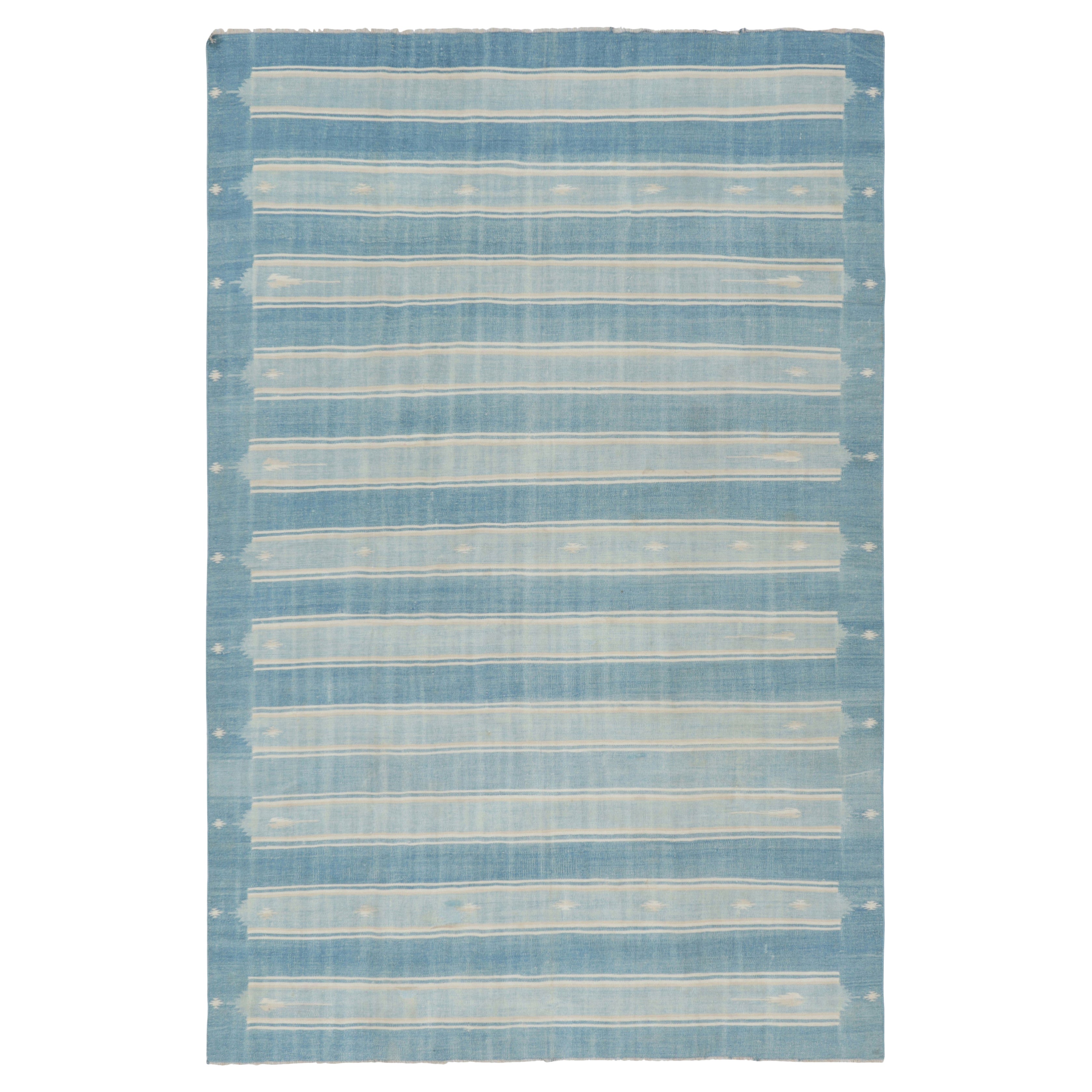 Tappeto vintage Dhurrie a strisce bianche e blu - Rug & Kilim in vendita