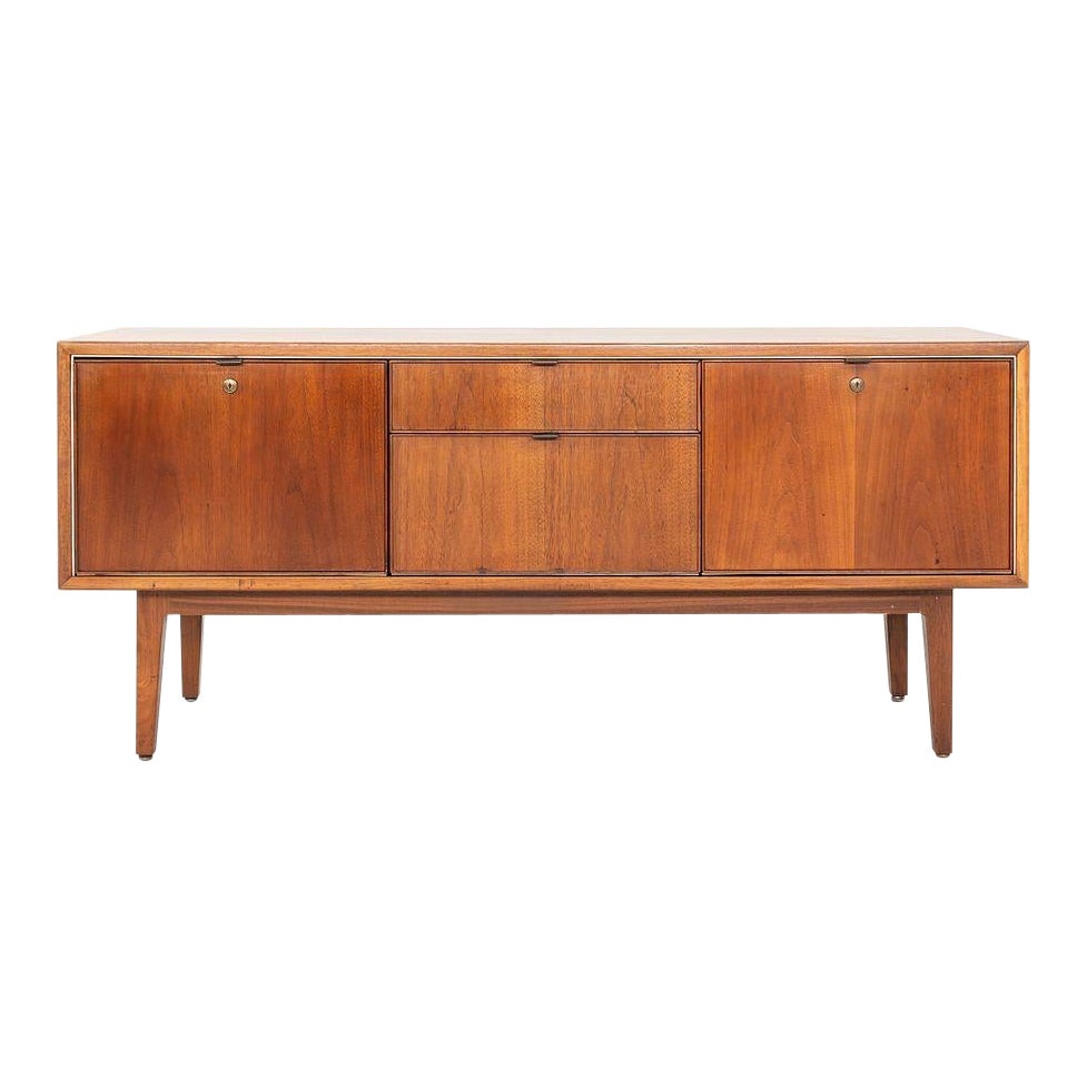 1960 Alexis Yermakov pour Stow & Davis Crédence à trois postes en noyer en vente