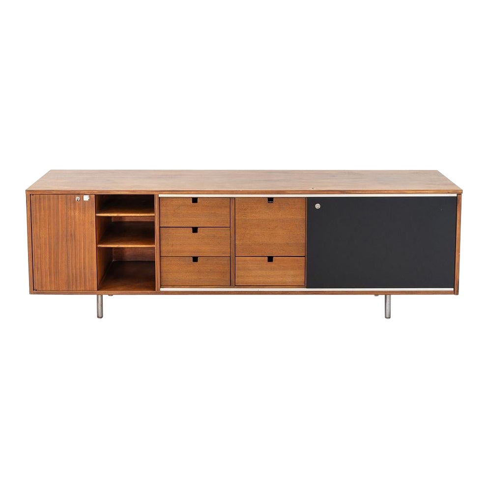 1950 George Nelson for Herman Miller Walnut 80" Credenza (Crédence 80" en noyer) en vente