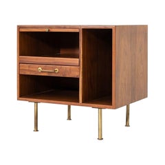 1970 Jens Risom Design 27 pouces Cabinet / Table de nuit en noyer