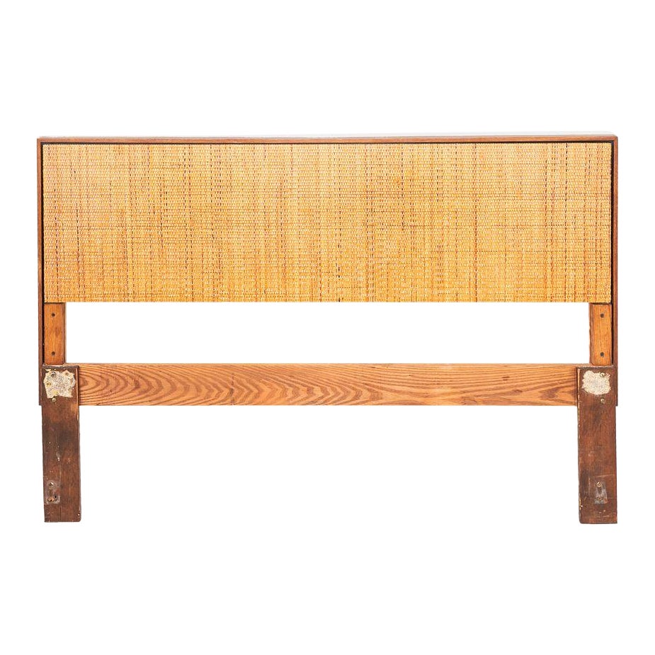 1960s Florence Knoll Cane and Walnut Full-Size Headboard (Tête de lit en canne et noyer) en vente