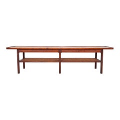 1960s Jack Cartwright for Founders Table basse rectangulaire en noyer et cannage