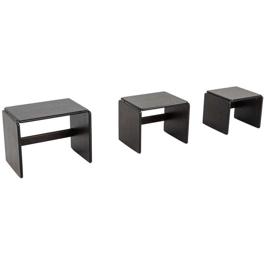 1970s Set of Three Italian Modern Ebonized Wood Nesting Tables (Ensemble de trois tables gigognes en bois ébonisé) en vente
