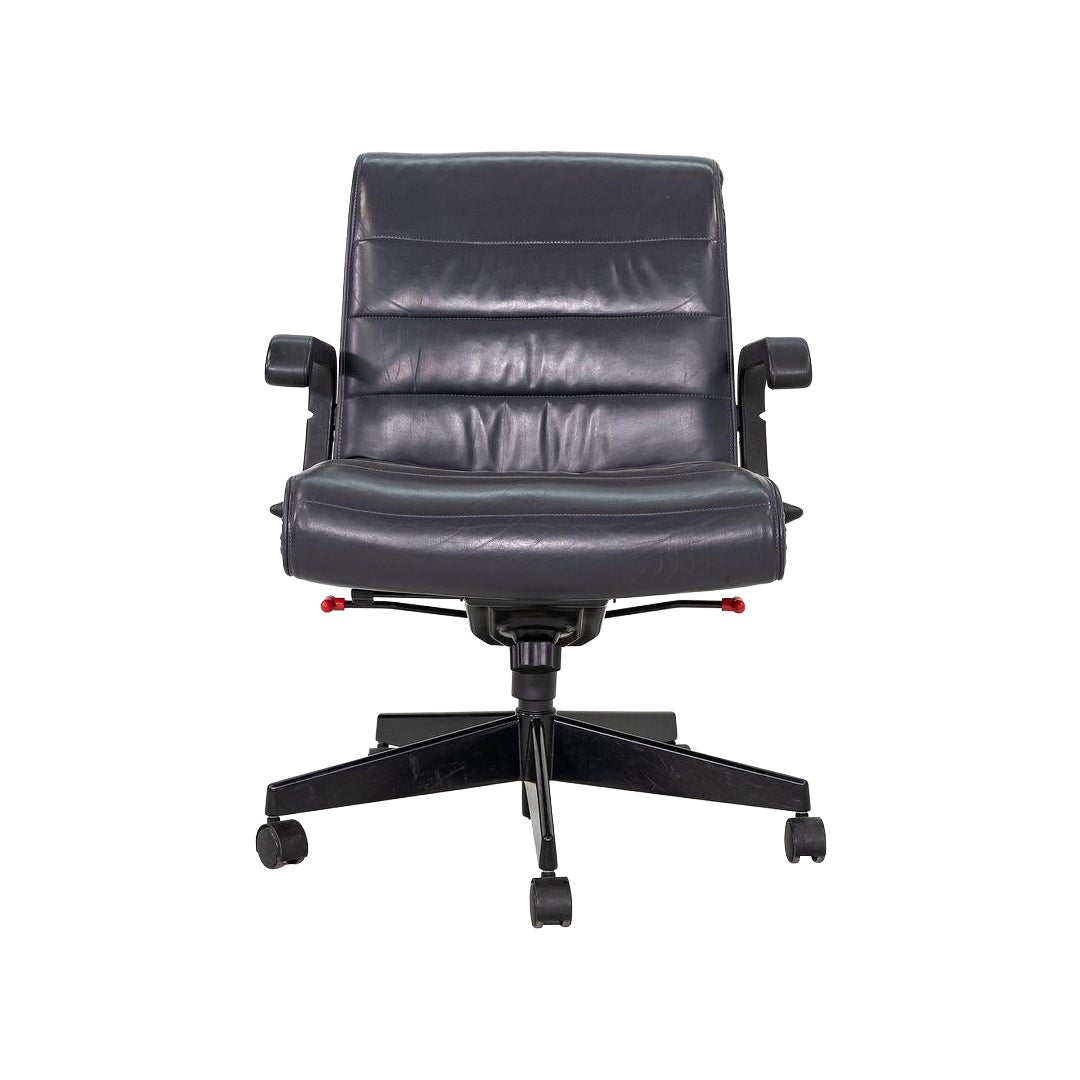 1996 Richard Sapper Management Desk Chair en cuir gris avec base pneumatique en vente