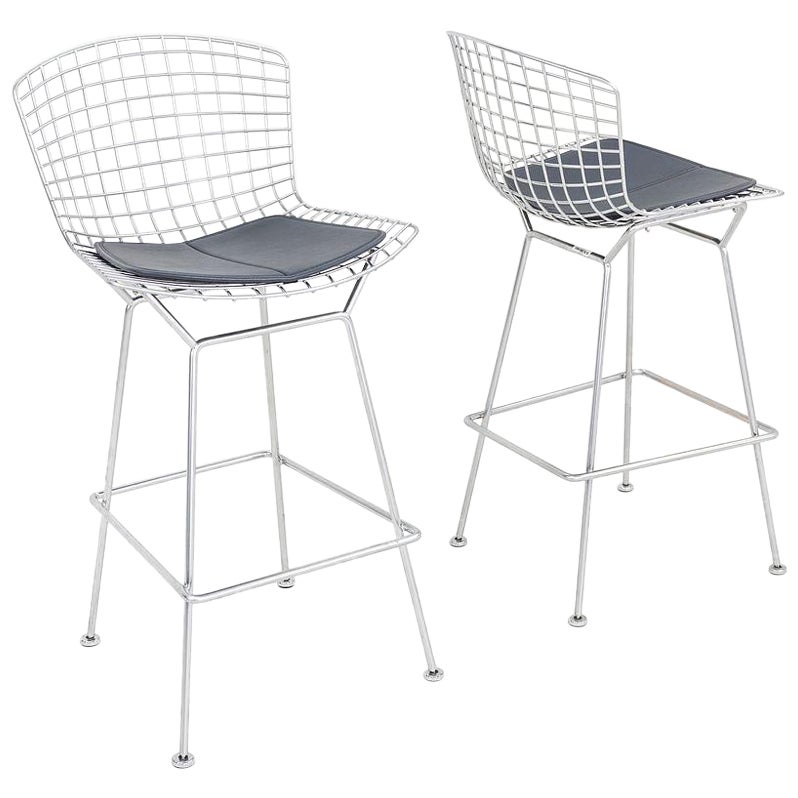 Paire de tabourets de bar en fil de fer Harry Bertoia des années 2010 avec coussins en cuir et cadres chromés en vente