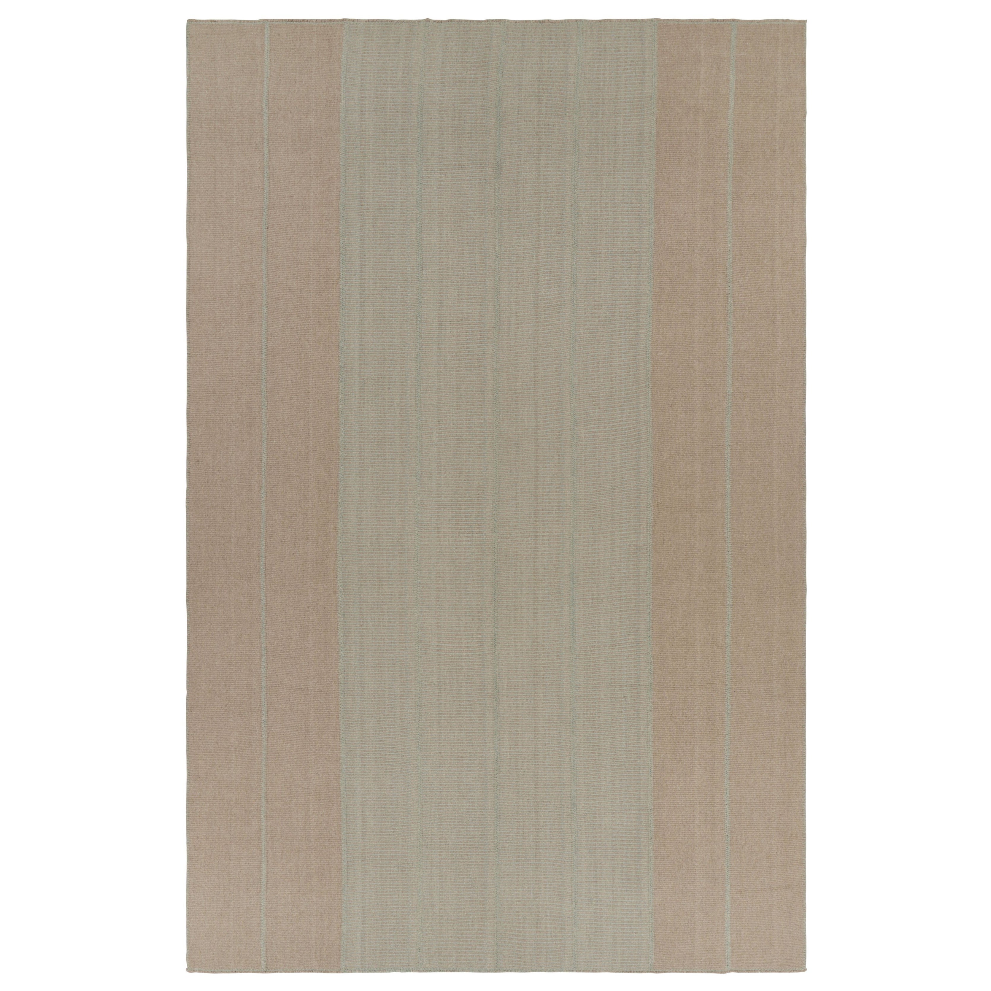 Rug & Kilim è un kilim moderno e sovradimensionato con strisce beige e verde menta.