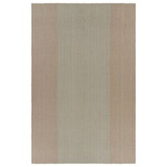 Rug & Kilim è un kilim moderno e sovradimensionato con strisce beige e verde menta.
